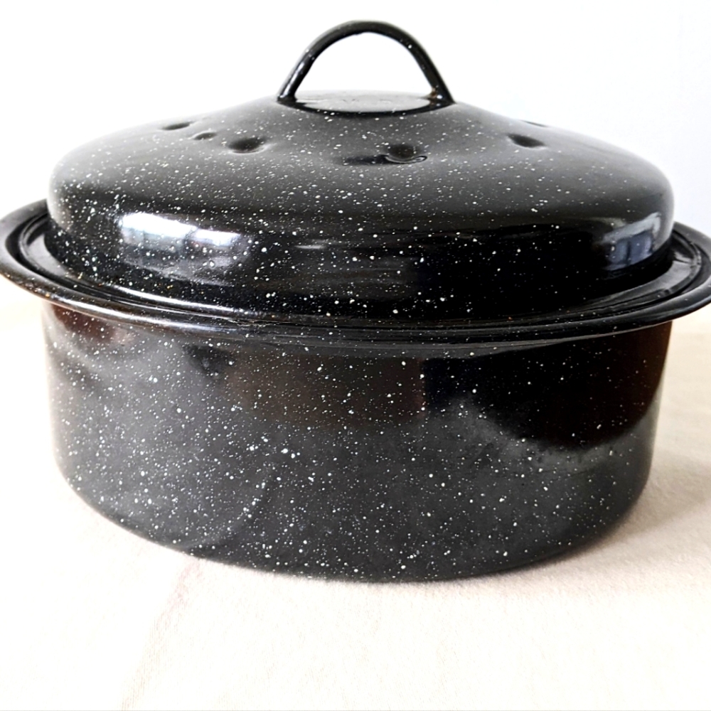 Autumn Round Covered Roasting Pan. Classic Black Speckled. 10" w x 4" d. HP!